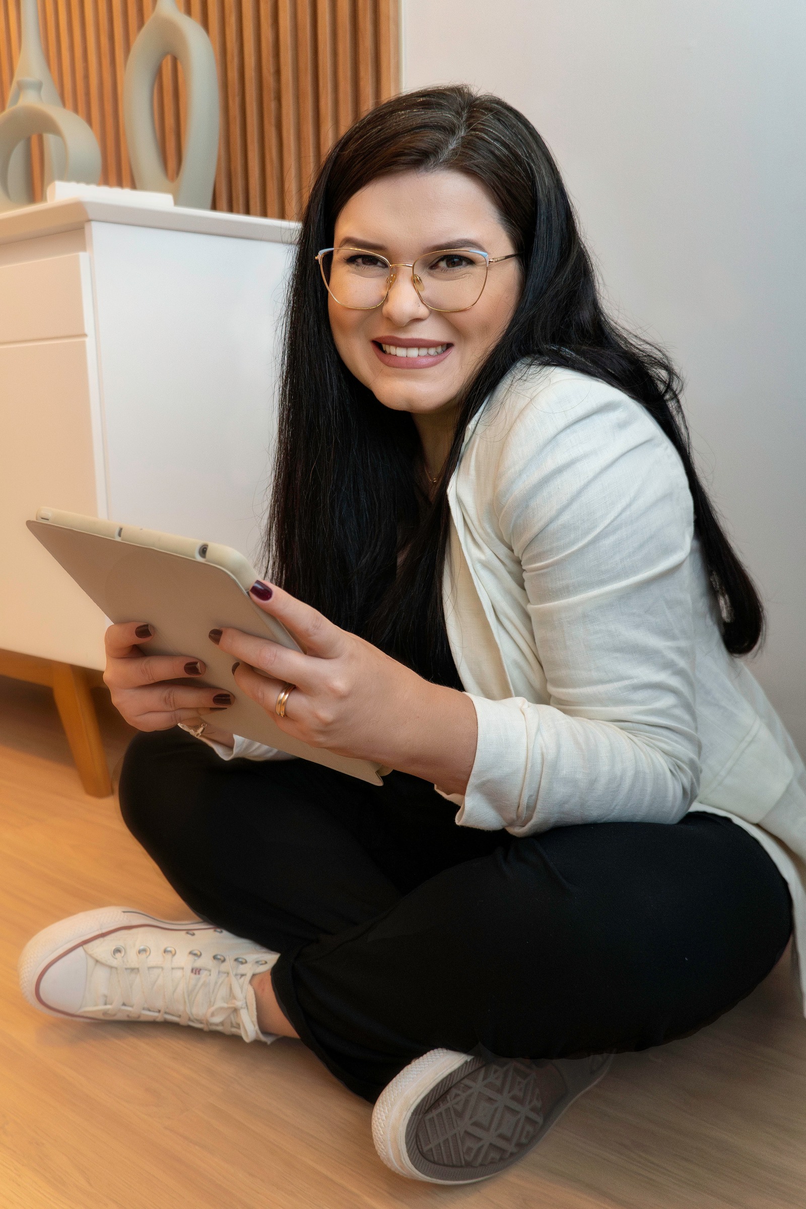 Teacher Jô com seu tablet, pronta para a aula